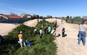 Une chasse aux œufs ensoleillée pour nos jeunes pilotes sur la piste de BMX