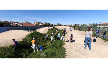 Une chasse aux œufs ensoleillée pour nos jeunes pilotes sur la piste de BMX